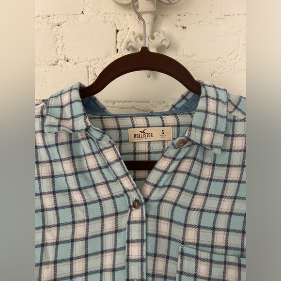 Hollister Cozy Flannel (Blue and White Plaid)
Size: Small
EUC - Picture 3 of 6